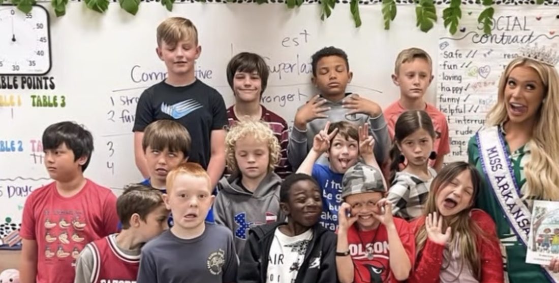 Anna Claire Hay with a class of elementary students